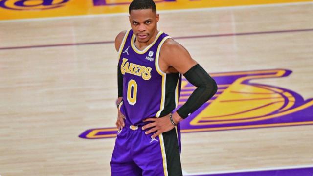 WELLBET官网-【人物】韦少登顶热搜榜！他的NBA生涯已经危在旦夕