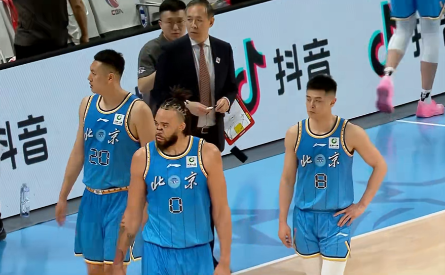 WELLBET-CBA疯狂一夜：上海战胜北京夺19连胜，广厦又输广东，排名变乱了